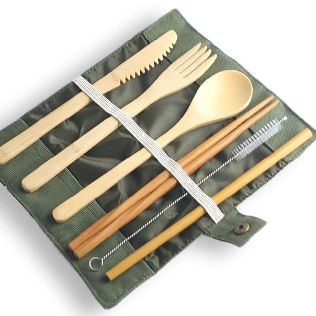 In olive grünem Etui Bio-Bambusbesteck Set 7-teilig Gabel, Löffel, Messer, Essstäbchen, Strohhalm, Reinigungsbürste