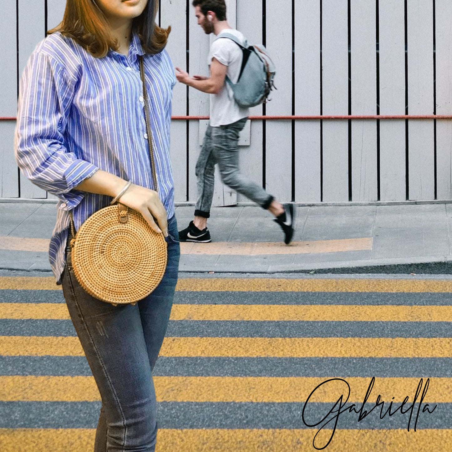 Frau in Jeans an Zebrastreifen mit Rattan-Handtasche von Gabriella-Zurich